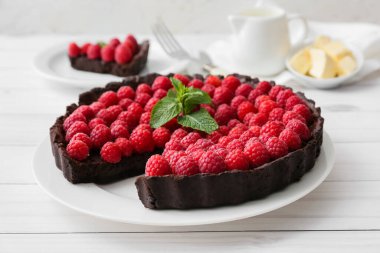 Lezzetli ahududu turtası ve nane şekerli, ahşap arka plan, yakın plan.