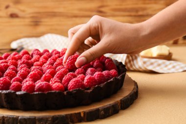 Lezzetli ahududu turtası rengarenk masasında, yakın plan.