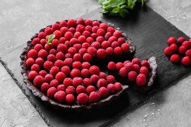 Arkaplanda lezzetli ahududu turtası olan tahta.