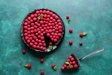 Lezzetli ahududulu tart ve nane arkaplanlı sppatula.