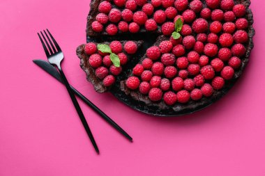 Lezzetli ahududu turtası ve renkli arkaplanda nane şekeri olan tahta