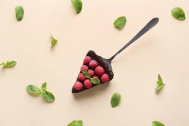 Lezzetli ahududulu tart ve nane arkaplanlı spatula.