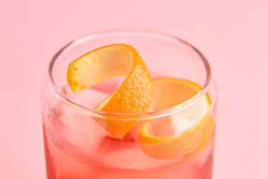 Renkli nefis bir Negroni kokteyli.