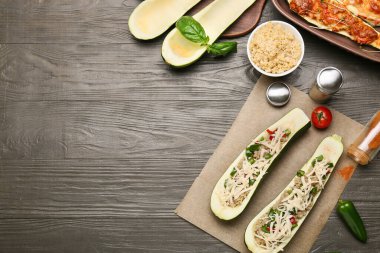 Ahşap arka planda kinoa doldurulmuş kabak tekneleriyle kompozisyon