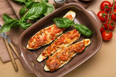 Renkli ahşap arka planda içi kabak dolu et dolu tekneler kompozisyonu