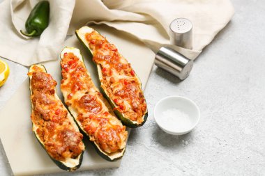 Hafif arka planda et dolması kabak tekneleriyle kompozisyon