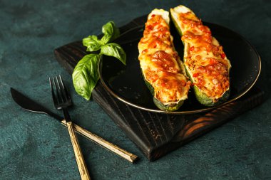 Karanlık arka planda içi kabak dolu et dolu tekneler.