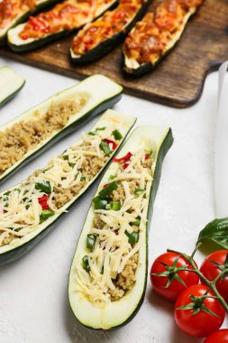 Hafif arka planda kinoa doldurulmuş kabak tekneleriyle kompozisyon