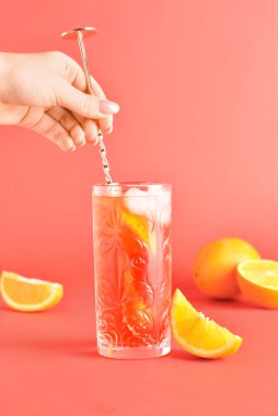 Renkli nefis Negroni kokteyli hazırlayan kadın