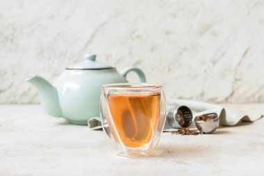 Bir bardak lezzetli hojicha yeşil çay.