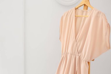 Işık duvarının yanında şık bir elbise