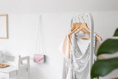 Odada şık kıyafetler var.