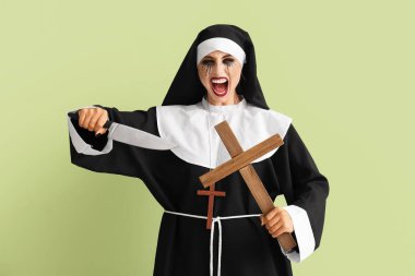 Cadılar Bayramı için giyinmiş bir kadın. Bıçak ve haçlı bir rahibe.