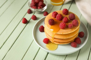 Bal ve böğürtlenli lezzetli gözleme tabağı.