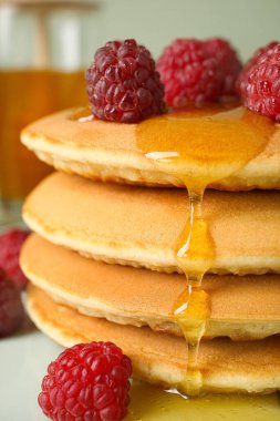 Sofrada böğürtlenli ve ballı leziz krepler, yakın plan.