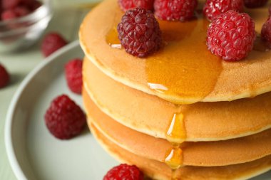 Sofrada böğürtlenli ve ballı leziz krepler, yakın plan.