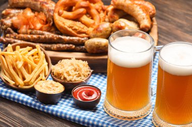 Kupalar dolusu soğuk bira ve atıştırmalıklar masada. Ekim Festivali Kutlaması