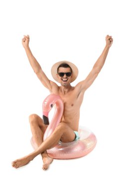 Beyaz arka planda şişirilebilir yüzüğü olan genç bir adam.