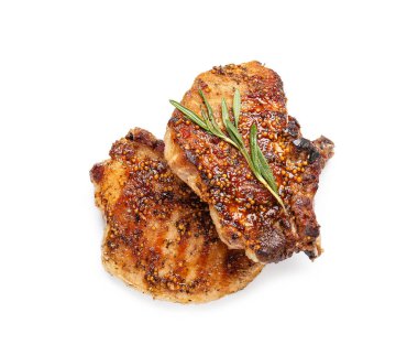 Beyaz arka planda biberiyeli lezzetli domuz bifteği.