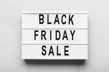 Açık arkaplandaki satışta metin Kara Cuma panosu