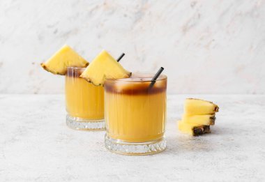 Bir bardak mai tai kokteyli ve ananas dilimleri.