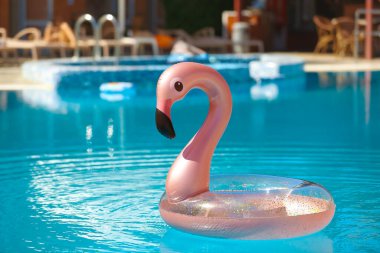 Yüzme havuzunda şişme halka