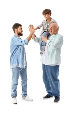 Mutlu adam, küçük oğlu ve babası beyaz arka planda.