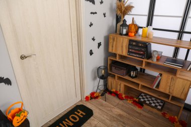 Cadılar Bayramı için dekore edilmiş ahşap kitap rafı.