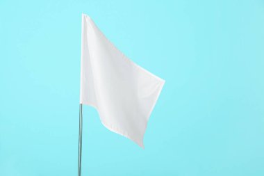 Renk arkaplanında beyaz bayrak