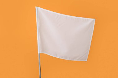 Renk arkaplanında beyaz bayrak