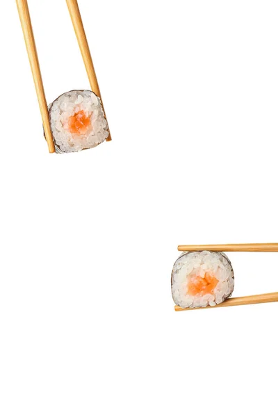 Stäbchen Mit Köstlichen Maki Rollen Mit Lachs Auf Weißem Hintergrund — Stockfoto