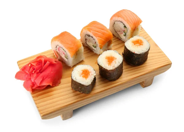 Houten Bord Met Heerlijke Sushi Broodjes Maki Gember Witte Achtergrond — Stockfoto