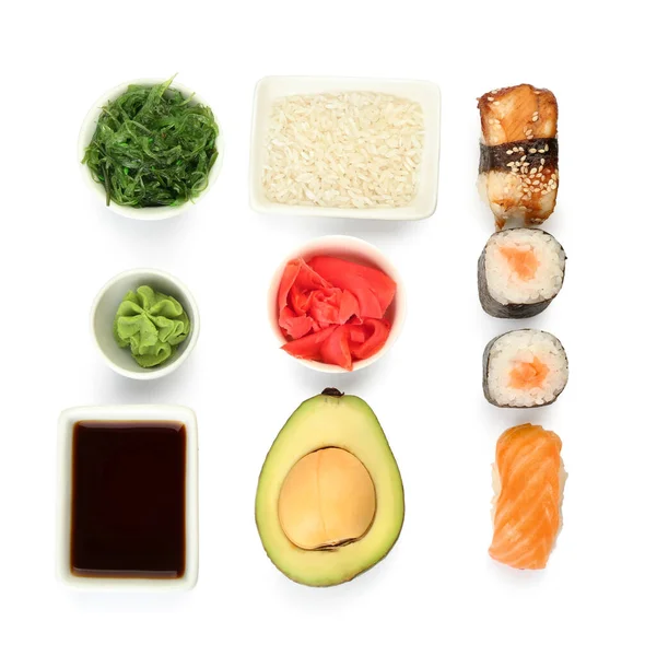 Sabroso Sushi Panecillos Ingredientes Sobre Fondo Blanco — Foto de Stock