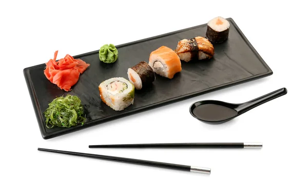 Schaal Met Heerlijke Sushi Broodjes Stokjes Sojasaus Witte Achtergrond — Stockfoto