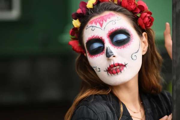 Jonge Vrouw Met Geschilderde Schedel Haar Gezicht Buiten Viering Van — Stockfoto