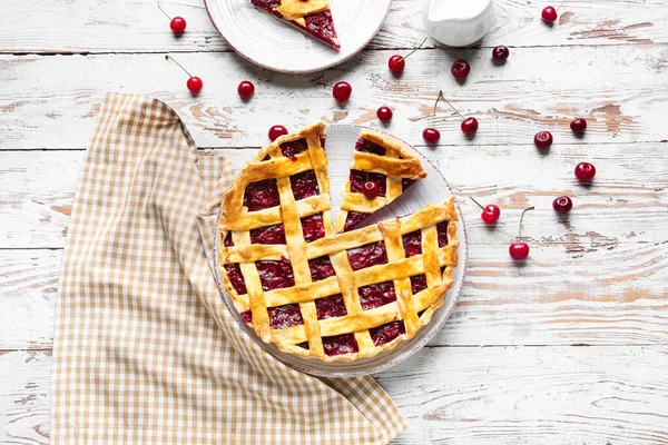 Teller Mit Leckerem Kirschkuchen Und Milchkrug Auf Hellem Holzhintergrund — Stockfoto