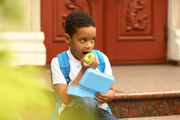 Schattig Jongetje Die Buiten Luncht — Stockfoto