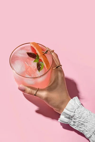 Vrouw Met Glas Lekkere Grapefruit Margarita Kleur Achtergrond Close — Stockfoto