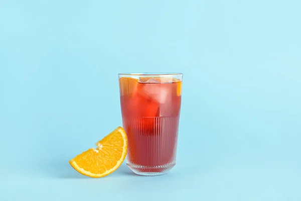 Glas Smakelijke Negroni Cocktail Kleur Achtergrond — Stockfoto