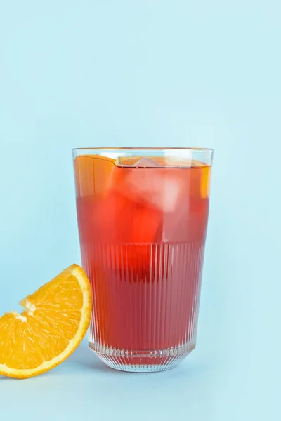 Glas Smakelijke Negroni Cocktail Kleur Achtergrond — Stockfoto