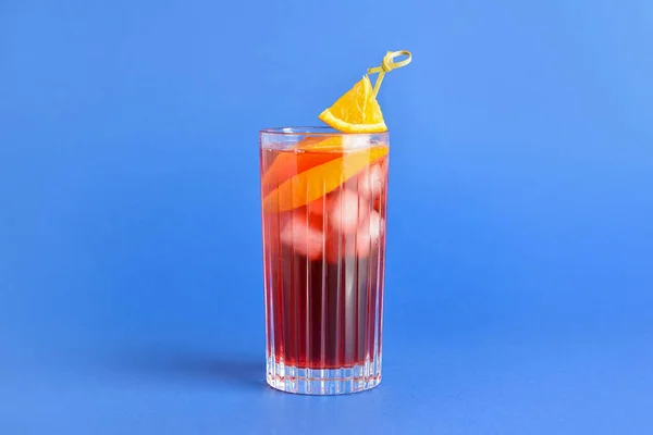 Copa Sabroso Cóctel Negroni Sobre Fondo Color — Foto de Stock