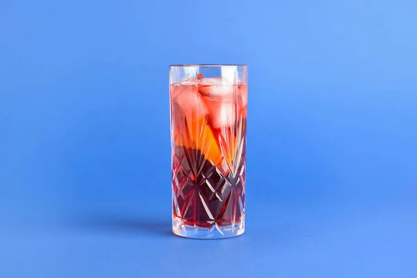 Copa Sabroso Cóctel Negroni Sobre Fondo Color — Foto de Stock