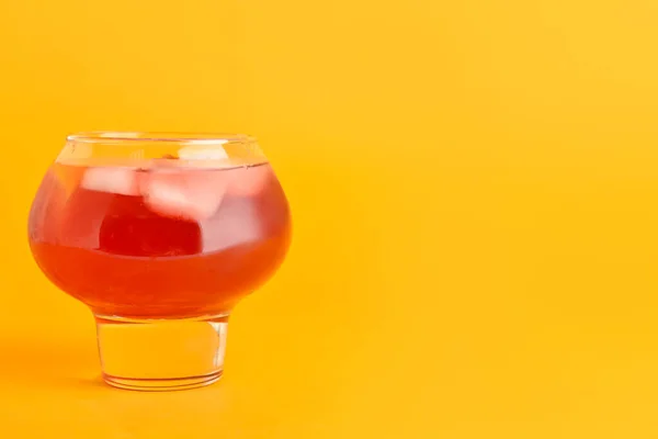 Glas Leckerer Negroni Cocktail Auf Farbigem Hintergrund — Stockfoto