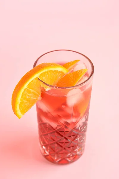 Glas Smakelijke Negroni Cocktail Kleur Achtergrond — Stockfoto