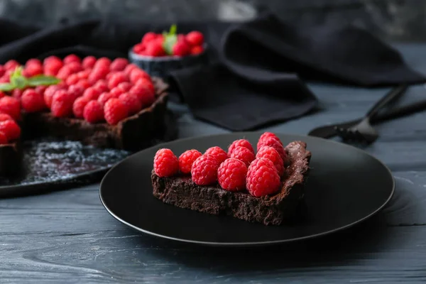 Placa Con Trozo Delicioso Pastel Frambuesa Sobre Fondo Madera Oscura — Foto de Stock