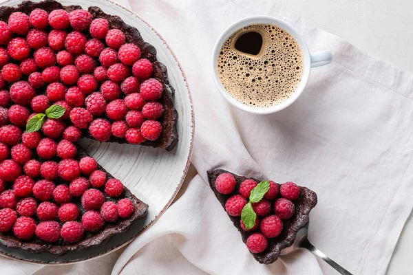 Espátula Con Trozo Delicioso Pastel Frambuesa Taza Café Sobre Fondo — Foto de Stock