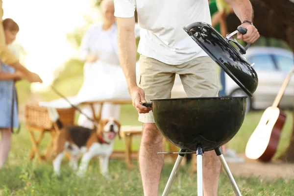 Hombre Mayor Cocina Comida Parrilla Barbacoa Aire Libre —  Fotos de Stock