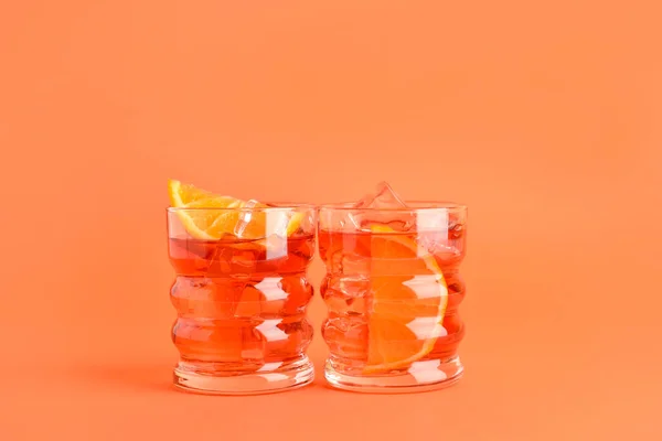 Gläser Leckerer Negroni Cocktail Auf Farbigem Hintergrund — Stockfoto