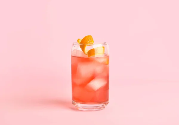 Glas Välsmakande Negroni Cocktail Färg Bakgrund — Stockfoto