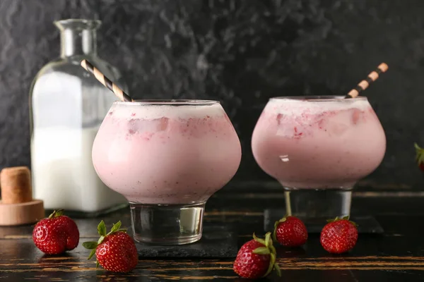黑木桌背景上的草莓 科拉达鸡尾酒 浆果和牛奶的玻璃 — 图库照片
